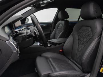 Fahrzeugabbildung BMW 530e M Sport Kamera Laser HUD DAB HiFi Komfort