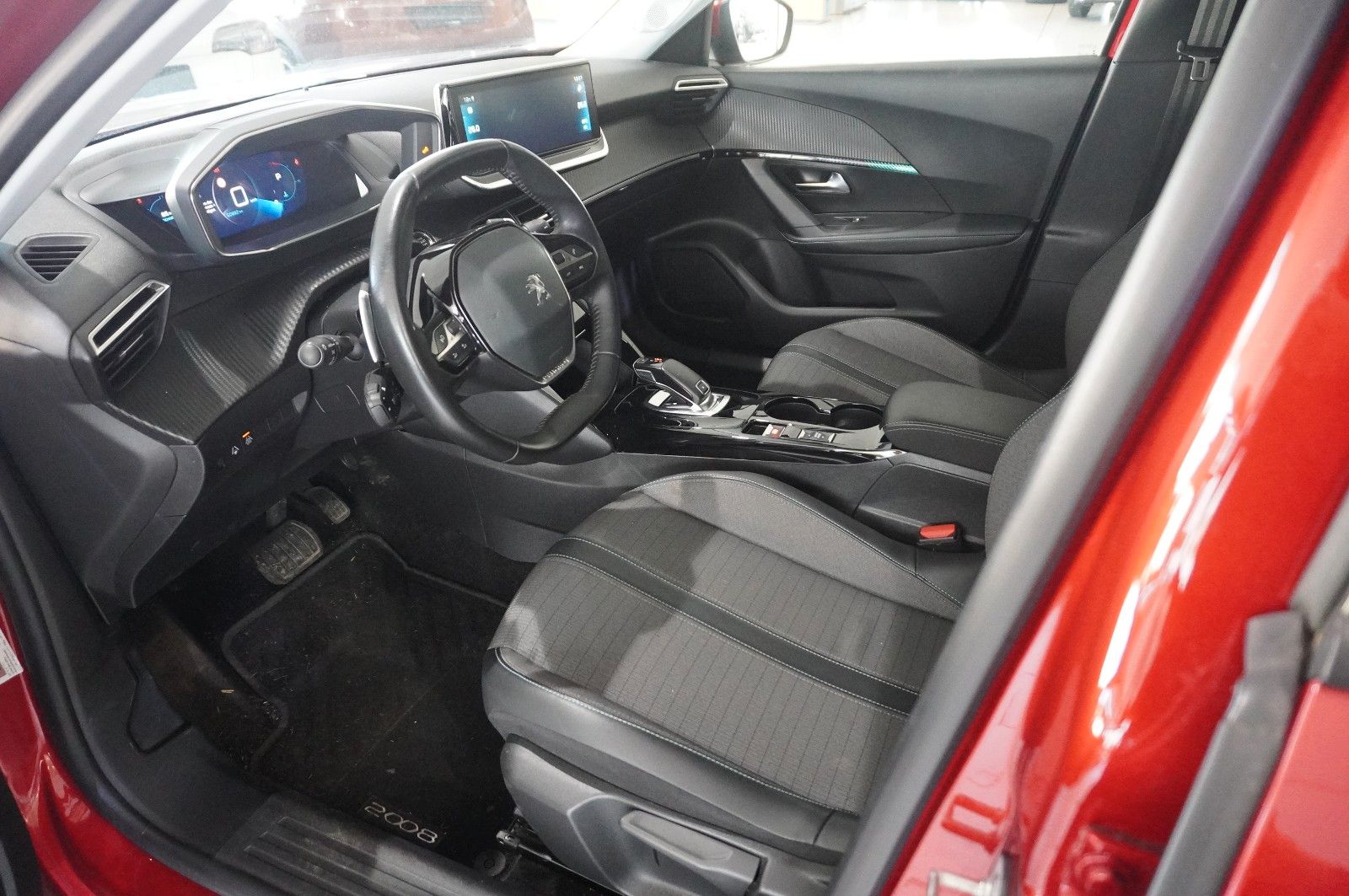Fahrzeugabbildung Peugeot 2008 1.2T ALLURE PACK NAVI/LED/KAMERA/VIRT/3D