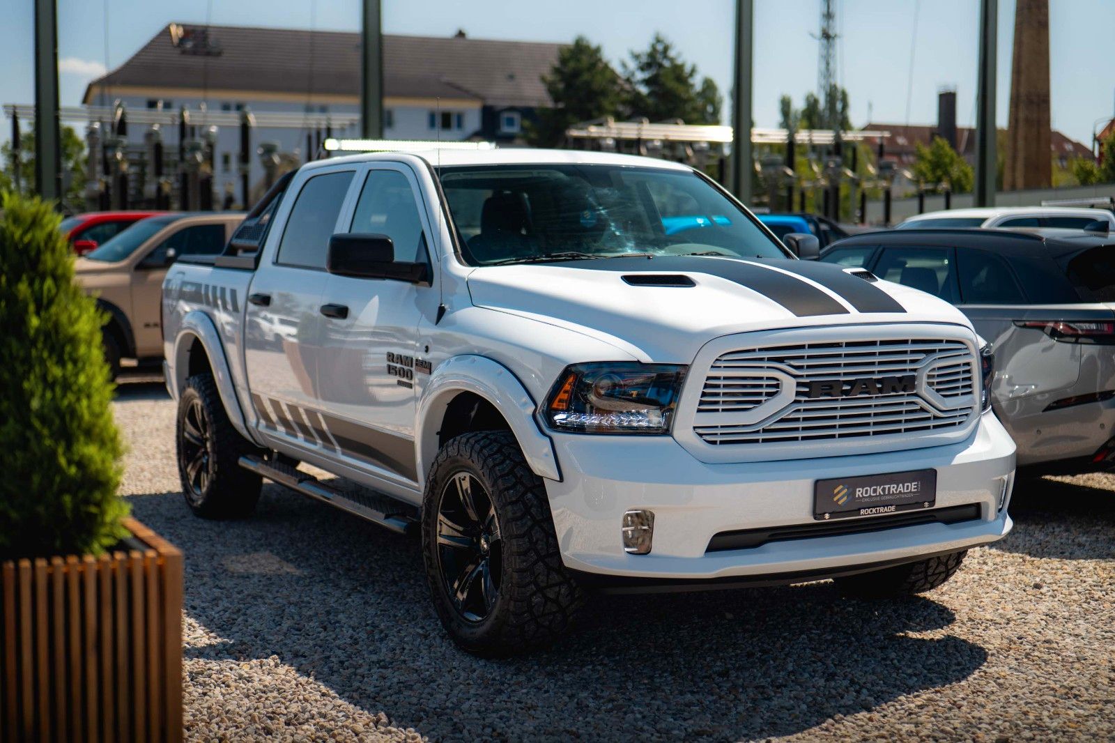 Fahrzeugabbildung Dodge RAM 5.7 V8 HEMI 4x4 OFFROAD Night-Paket *LED*19%