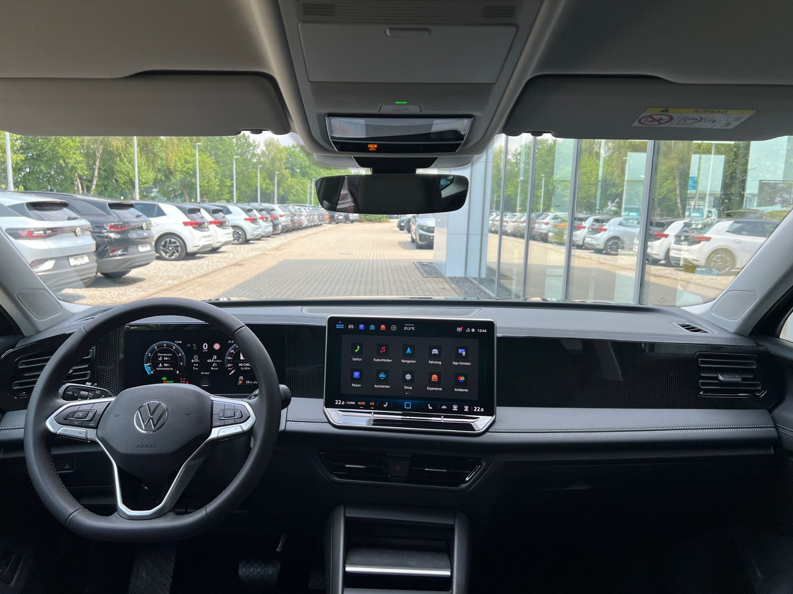 Fahrzeugabbildung Volkswagen Tiguan LIFE 1.5 eTSI DSG *AHK, LED Plus, Kamera,