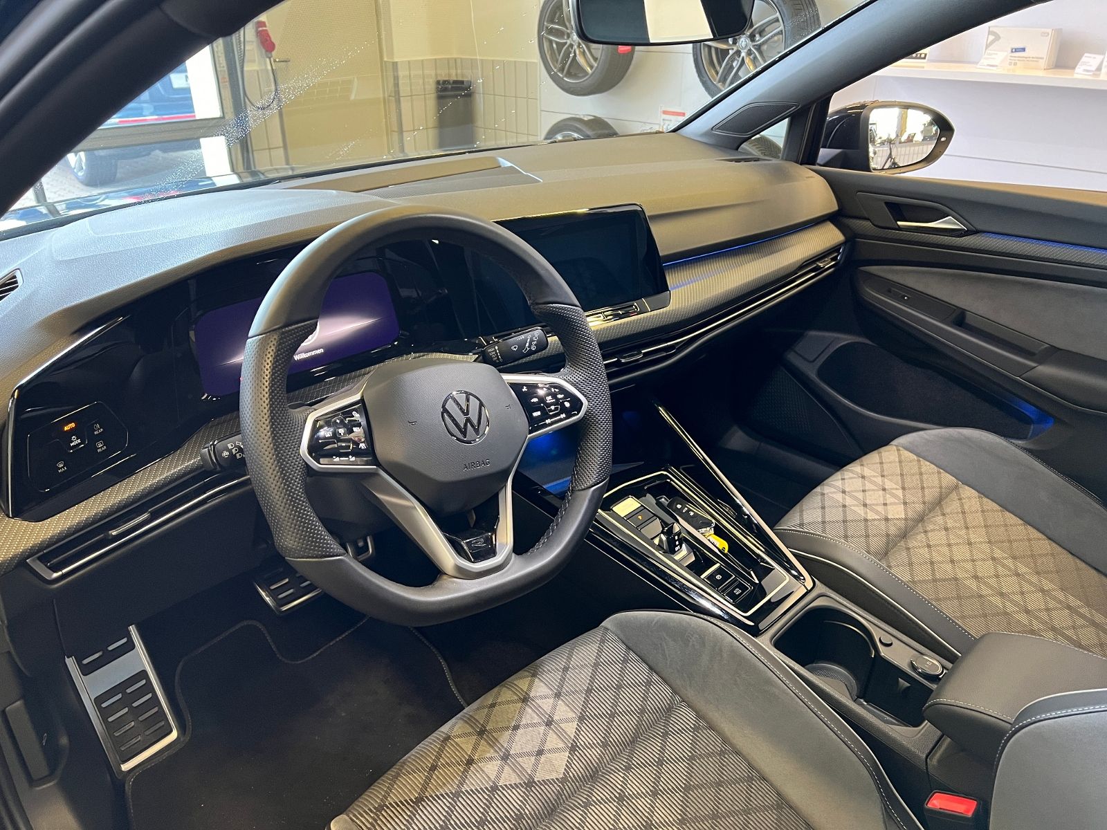 Fahrzeugabbildung Volkswagen Golf VIII Variant R-Line 1.5 eTSI DSG *AHK, LED,