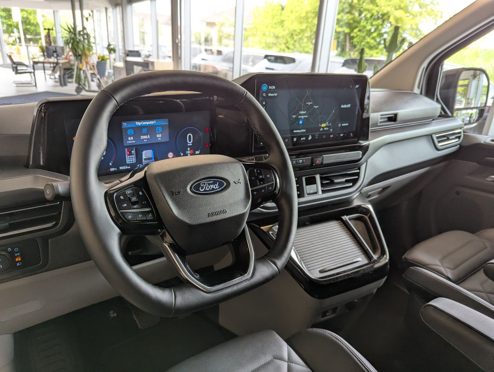 Fahrzeugabbildung Ford Tourneo Custom 320 Titaniu-X Leder Pano StHz AHK