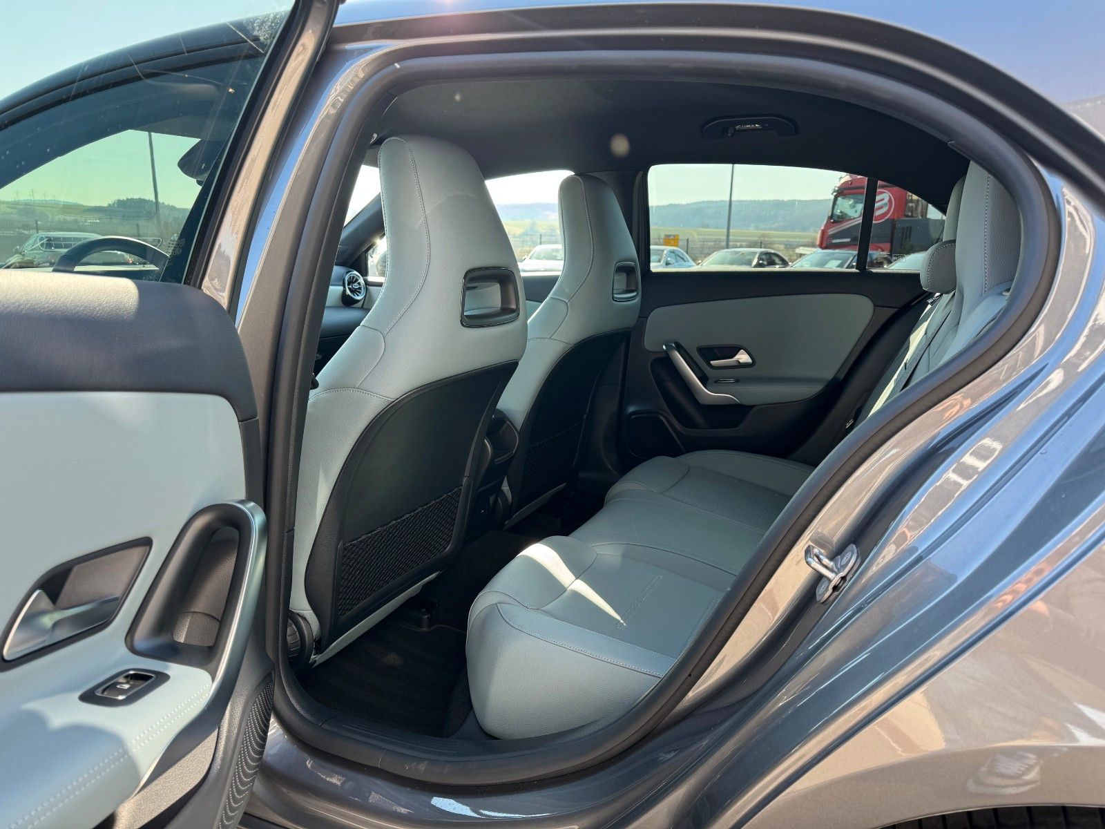 Fahrzeugabbildung Mercedes-Benz A 250 4Matic+AMG+AHK+Ambiente+RKF+Leder