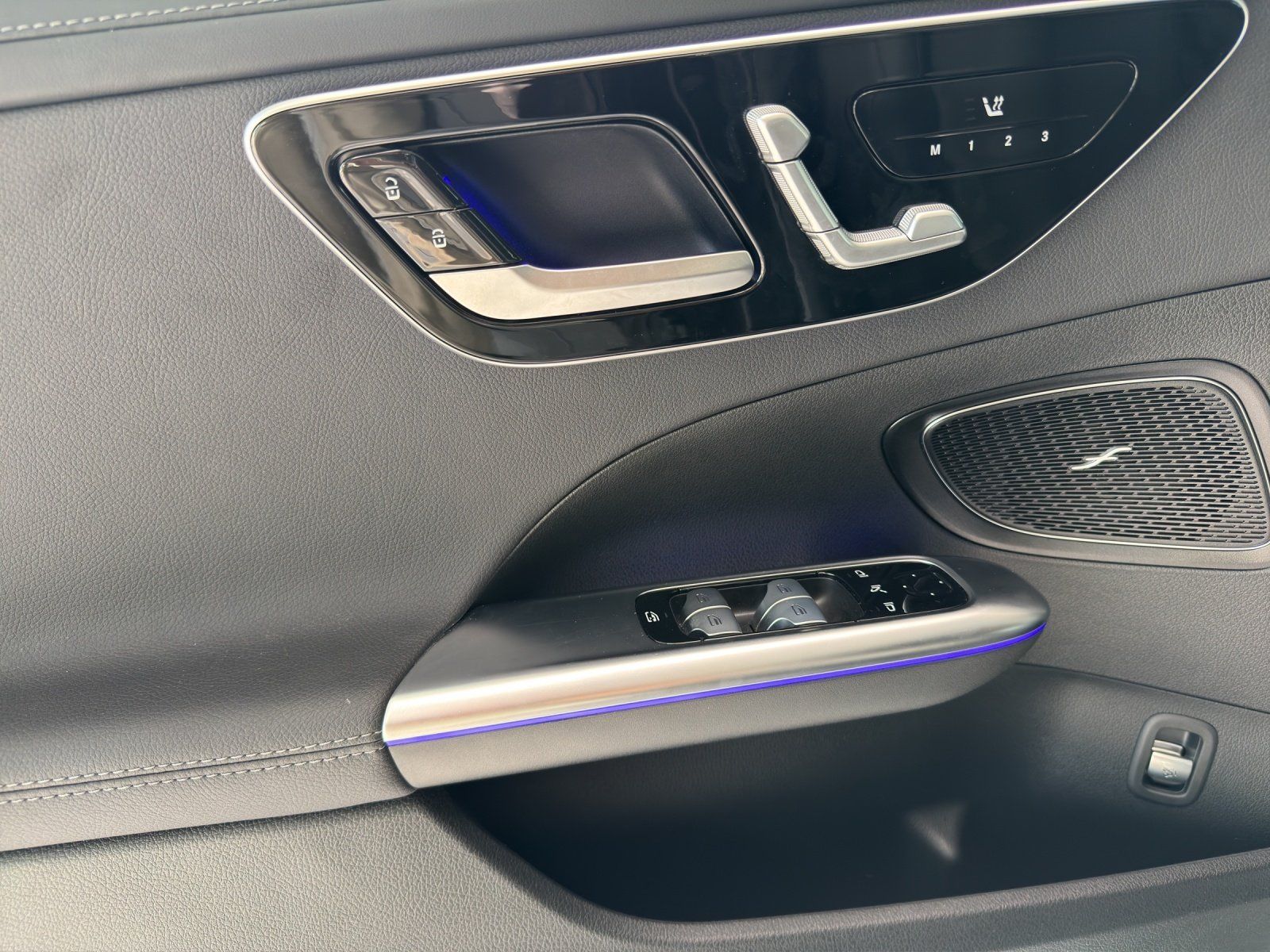 Fahrzeugabbildung Mercedes-Benz C 220 d AMG Distronic AHK Memory 360° GUARD 360°