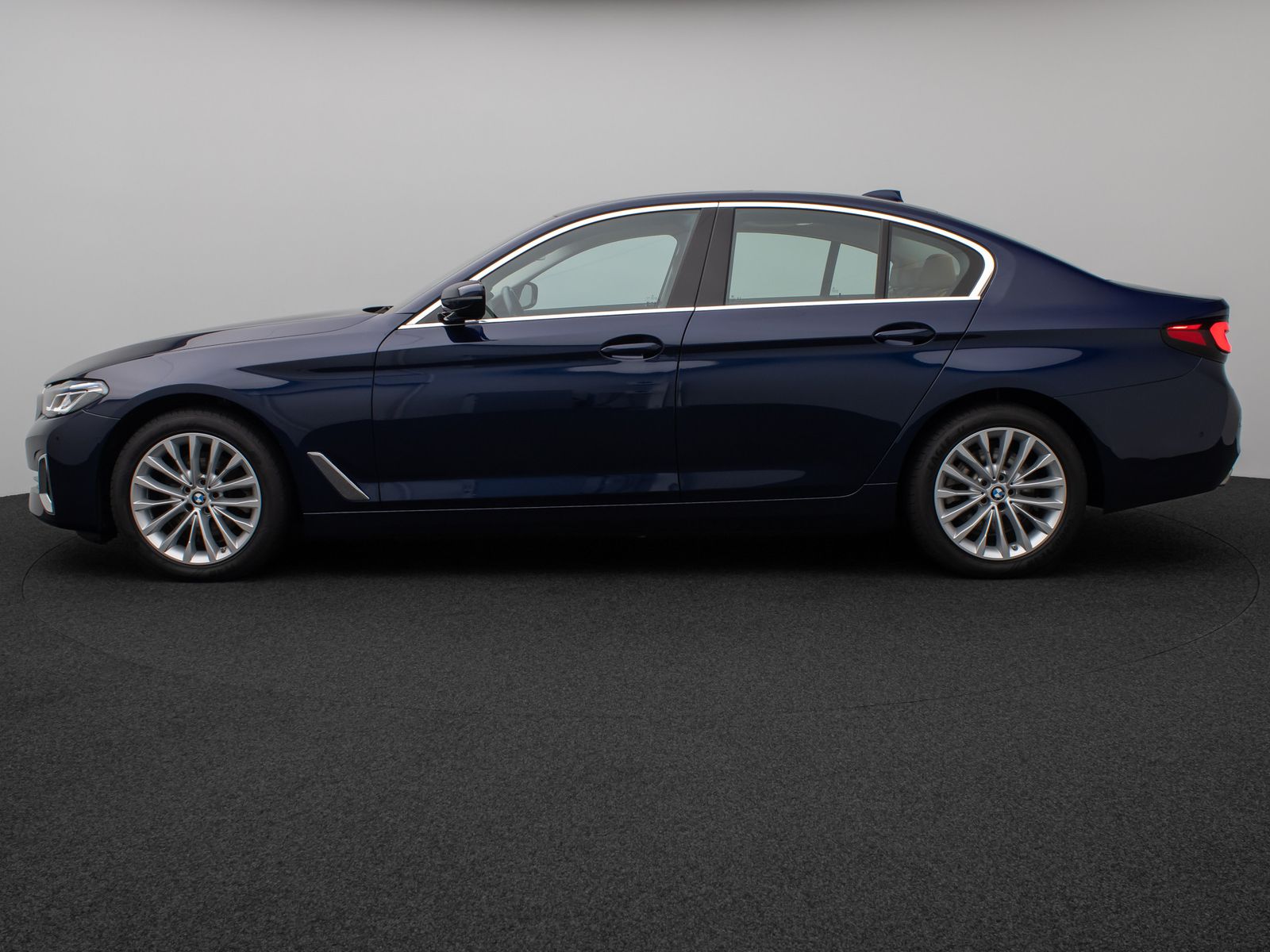 Fahrzeugabbildung BMW 520d xD LuxuryLine Glasdach Kamera Laser HUD H/K