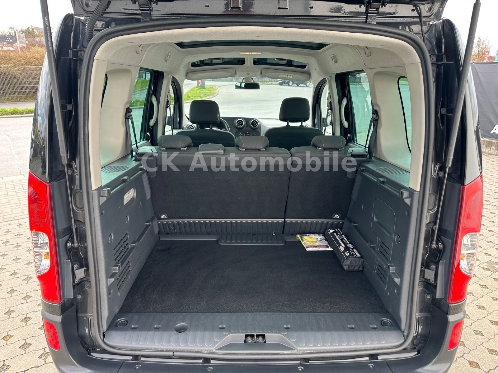 Fahrzeugabbildung Mercedes-Benz Citan Kombi 112 Lang Automatik/Navi/Pano/Kamera