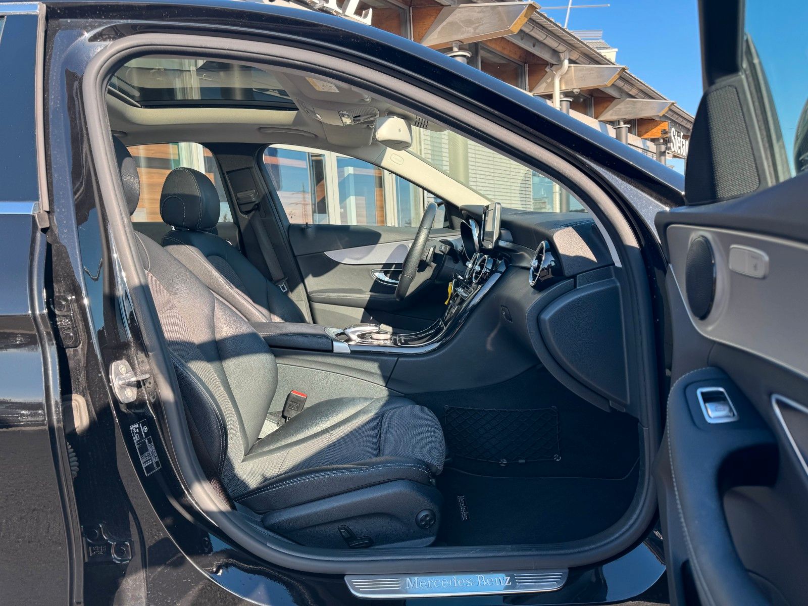 Fahrzeugabbildung Mercedes-Benz C 200 4M Avantgarde+Pano+AHK+Ambiente+LED