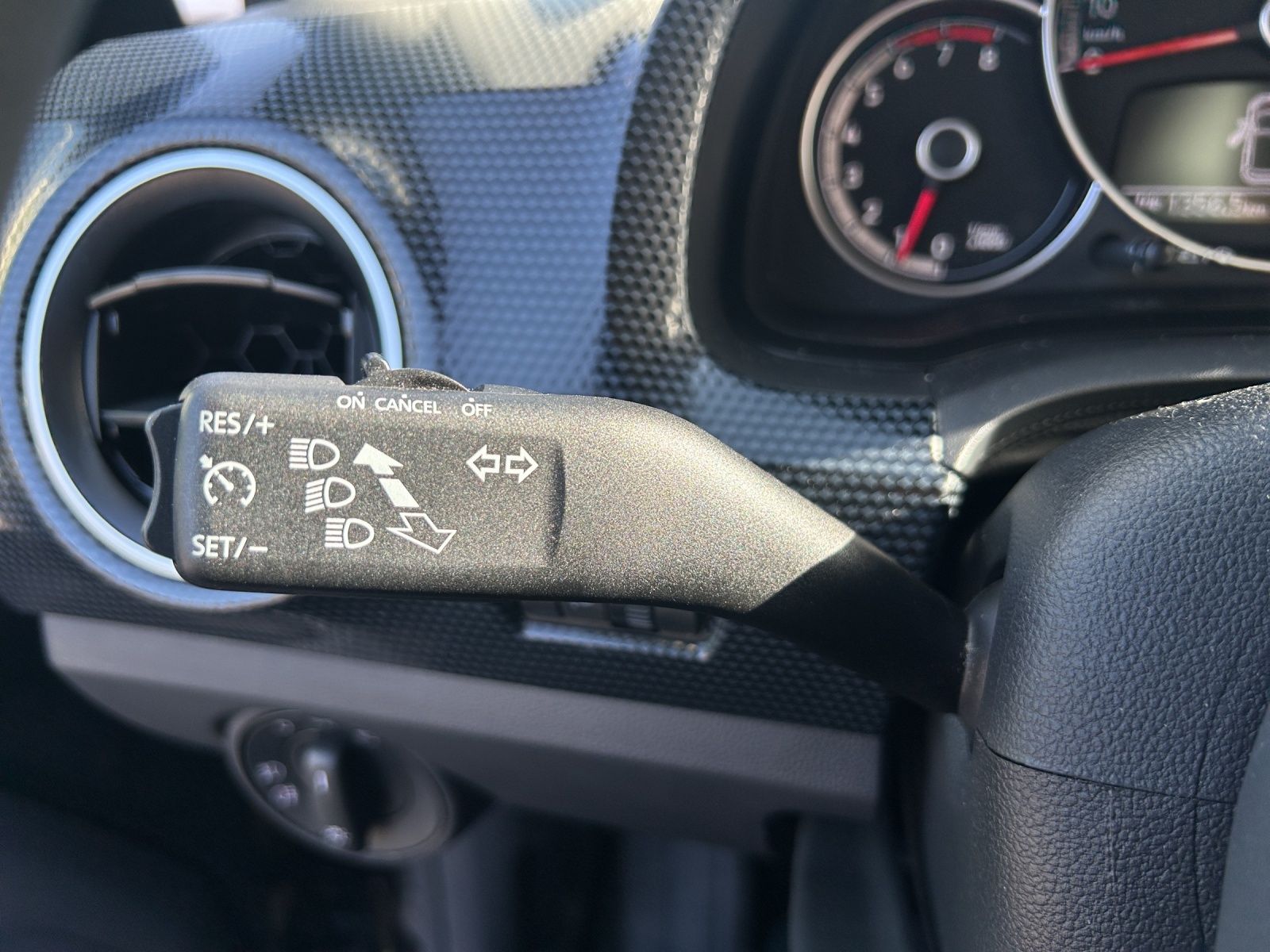 Fahrzeugabbildung Volkswagen up! Klima SHZ GRA RFK maps+more