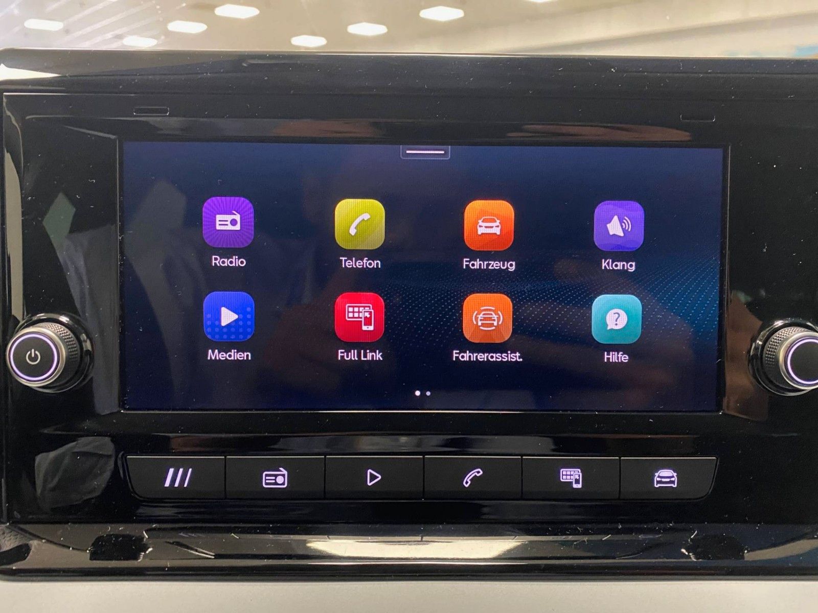 Fahrzeugabbildung SEAT Arona 1.0 TSI DSG STYLE+5 JAHRE GARANTIE+AHK+LED