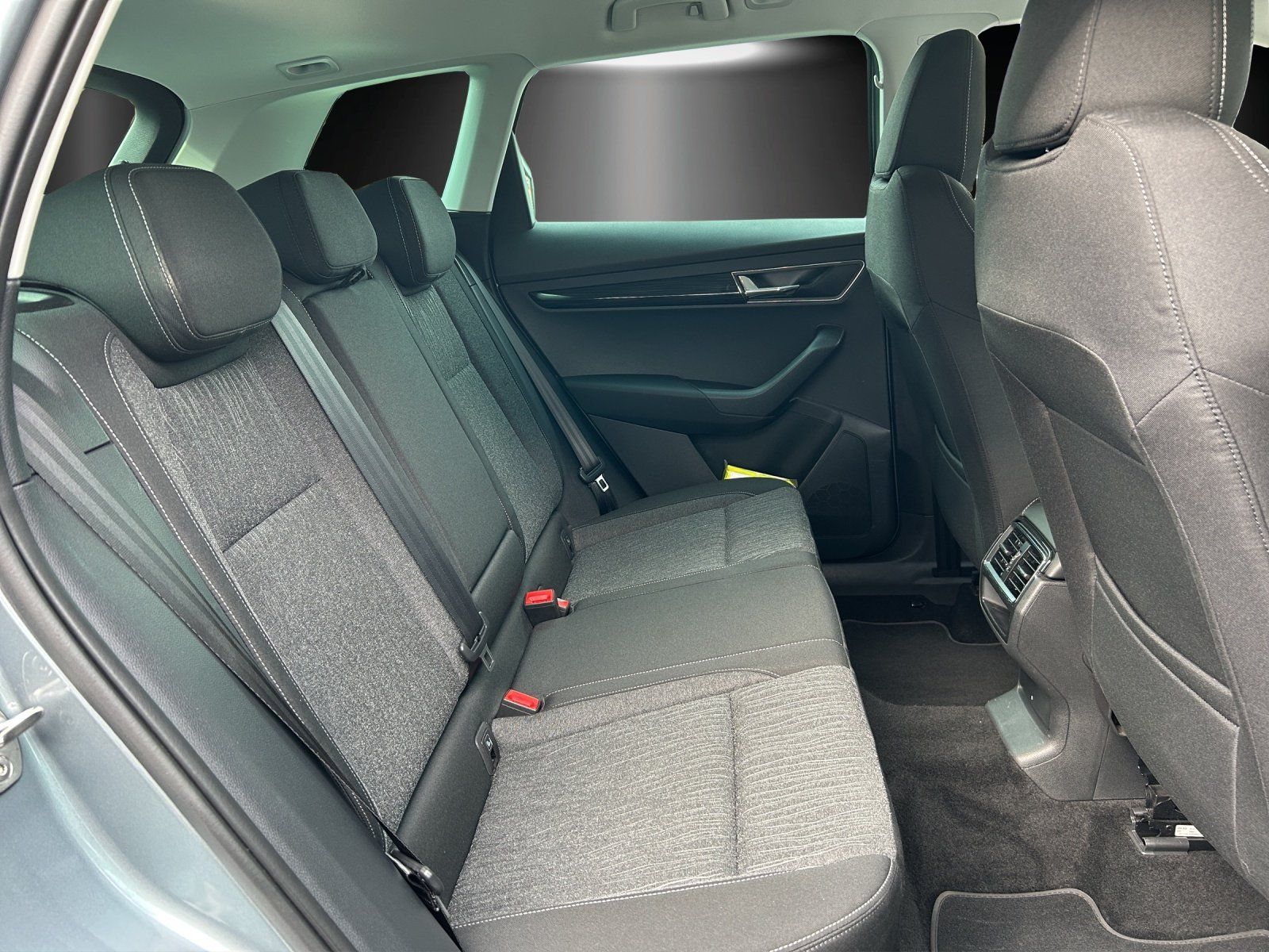 Fahrzeugabbildung SKODA Karoq 1.5 TSI Style Aut./LED/ACC/AHK/NAVI/SHZ/