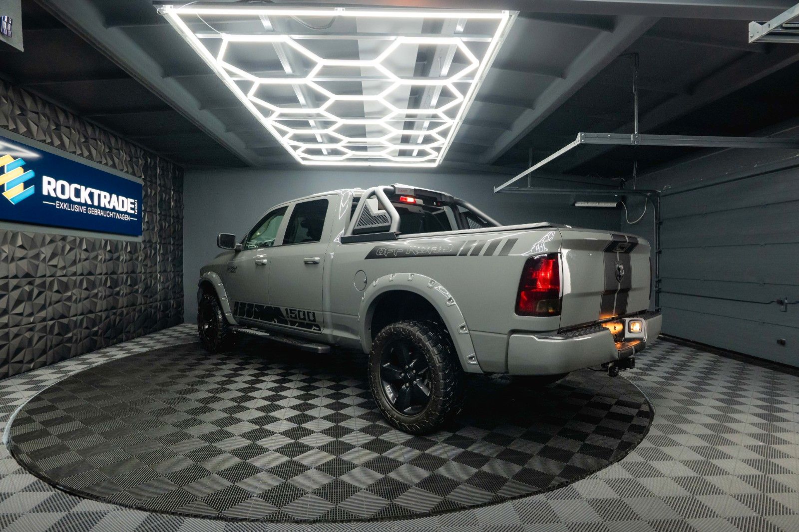 Fahrzeugabbildung Dodge RAM 5.7 V8 HEMI 4x4 OFFROAD Night-Paket LONGBED