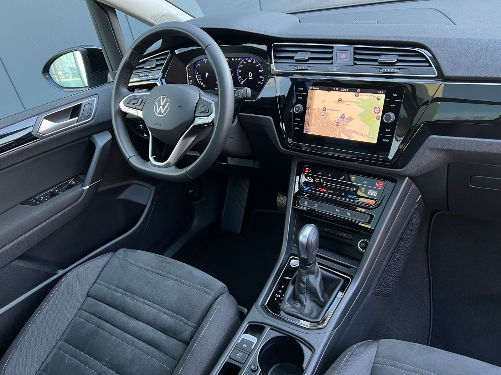 Fahrzeugabbildung Volkswagen Touran Highline 2.0 TDI DSG *AHK, 7 Sitze, LED,