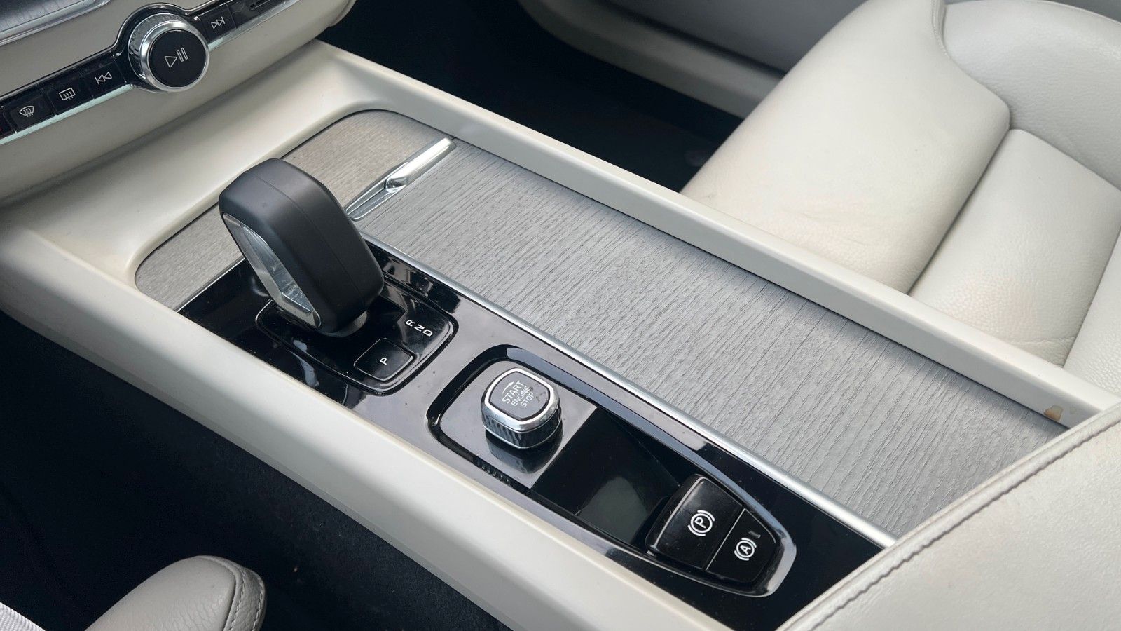 Fahrzeugabbildung Volvo XC60 B5 D Ultimate Dark AWD*360°*AHK*HUD*LUFT*