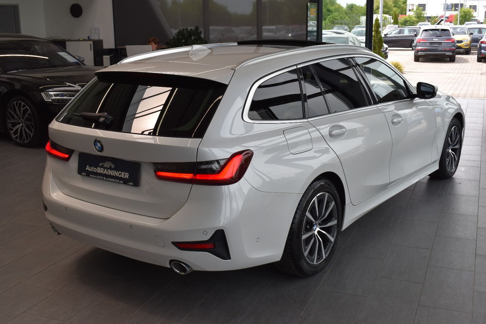 BMW 320d Touring Aut. Advantage Laser~Pano~LiveC~HUD foto 2