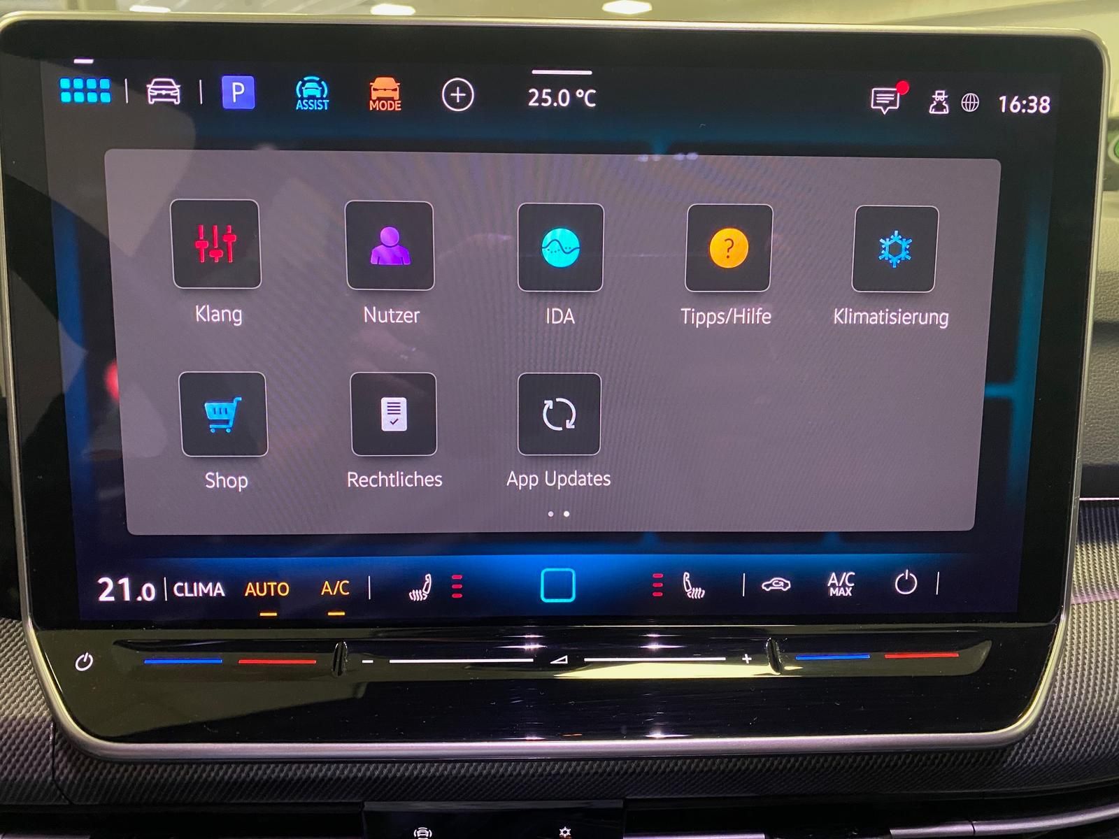 Fahrzeugabbildung Volkswagen Golf 1.5 eTSI R-Line DSG+ACC+360°+HUD+HARMAN KAR