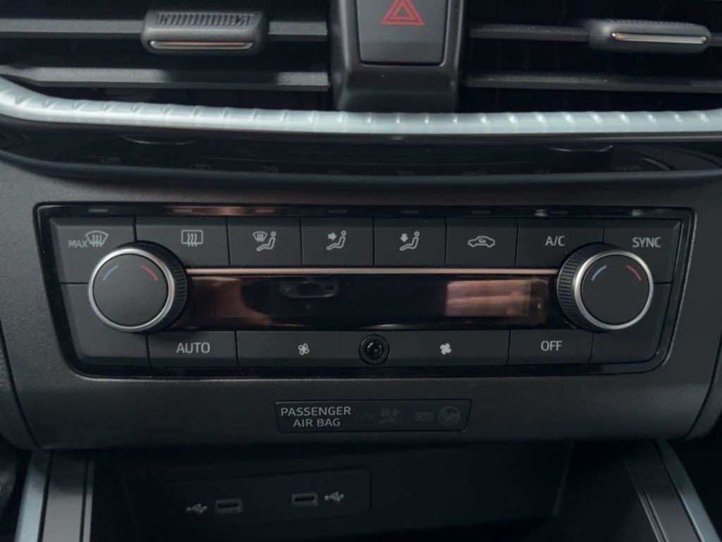 Fahrzeugabbildung SEAT Arona Xperience  ALLWETTER  Navigation