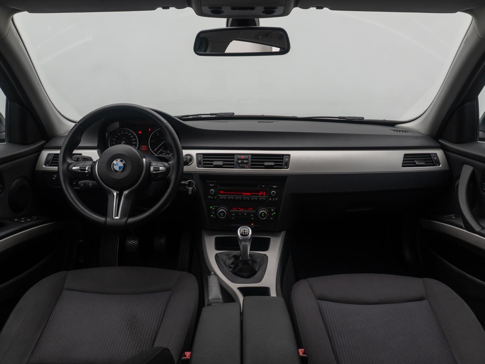 BMW 318 2012 — photo 34
