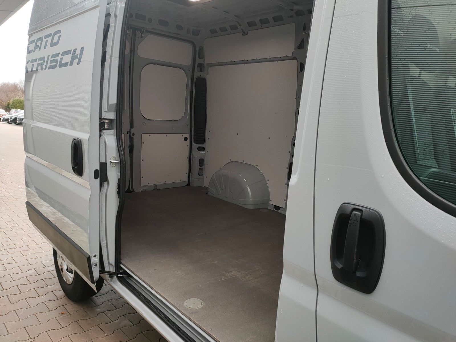 Fahrzeugabbildung Fiat E- Ducato Kastenwagen 47kWh L2H2 SX-Paket NAVI