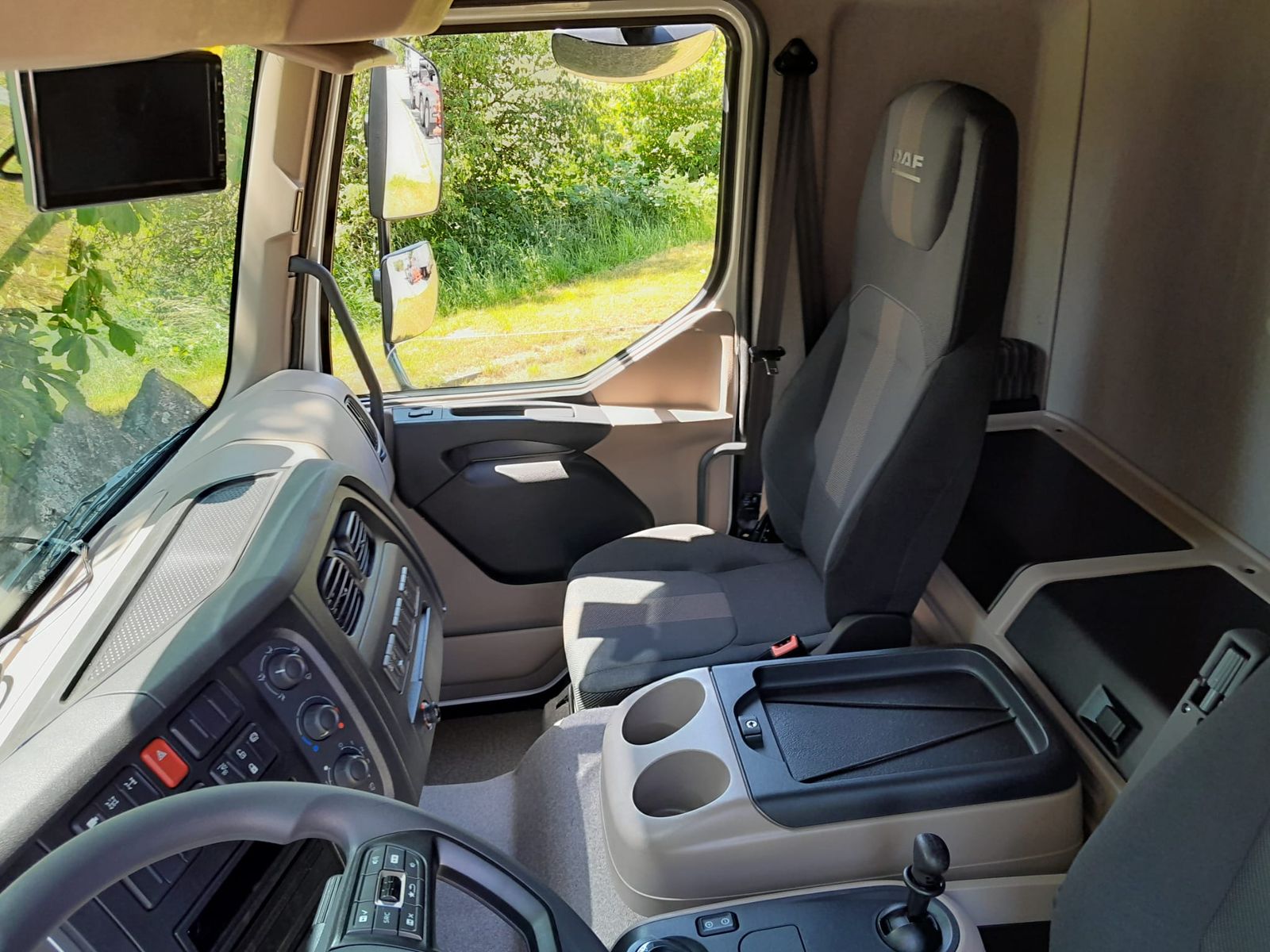 Fahrzeugabbildung DAF FA XB 290 16t Swing-Board-Aufbau