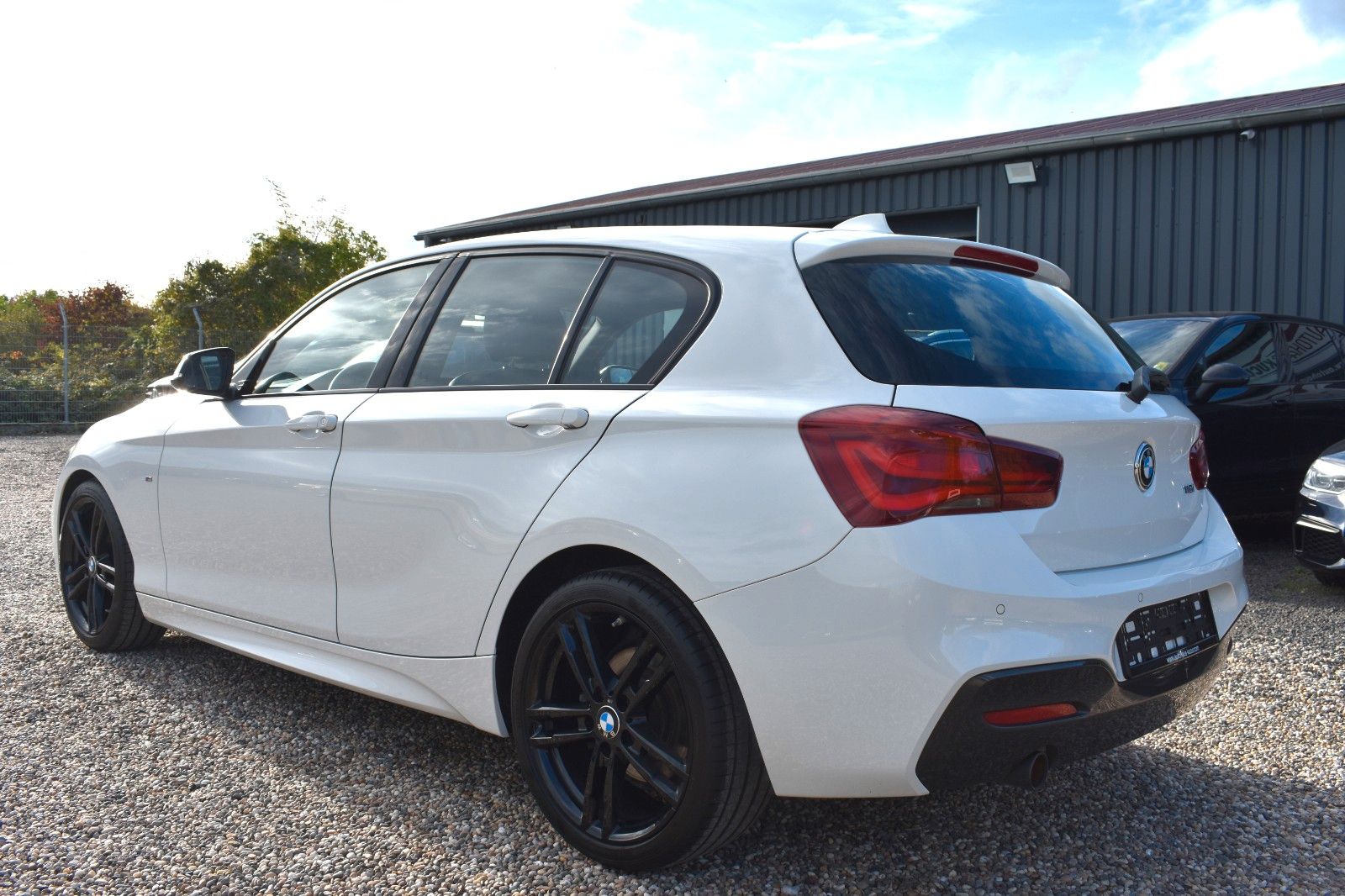 Fahrzeugabbildung BMW 118i Lim. Edition M Sport Shadow Navi Leder LED