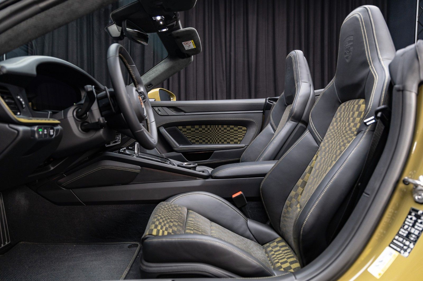 Fahrzeugabbildung Porsche 992.2 GTS Cabrio Spirit 70 + PCCB + Burmester