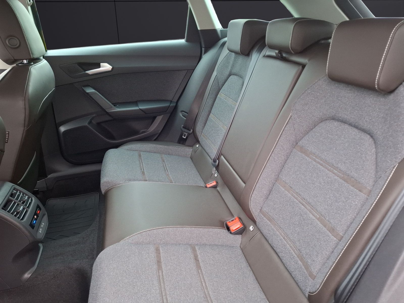 Fahrzeugabbildung SEAT Leon ST eTSI Xcellence DSG LED Navi AHK VC ACC R