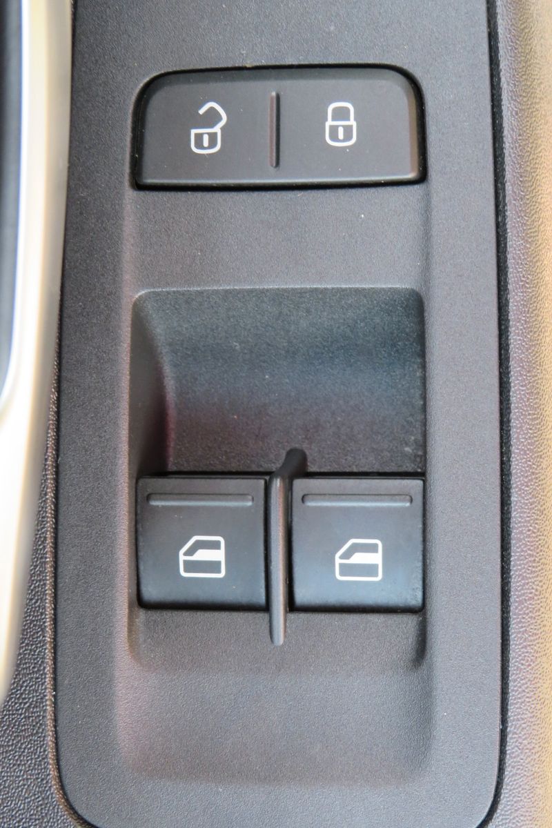 Fahrzeugabbildung Volkswagen up!  SITZHEIZUNG KLIMA 4-TÜREN NEBEL GJ 1.H