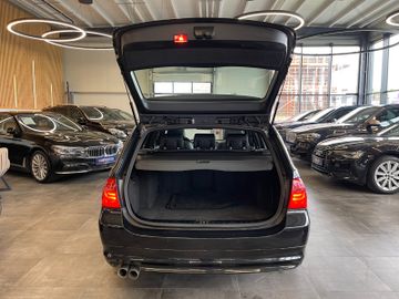 BMW Touring 330d xDrive *PANO*NAVI*PDC*SZHZ*LEDER*