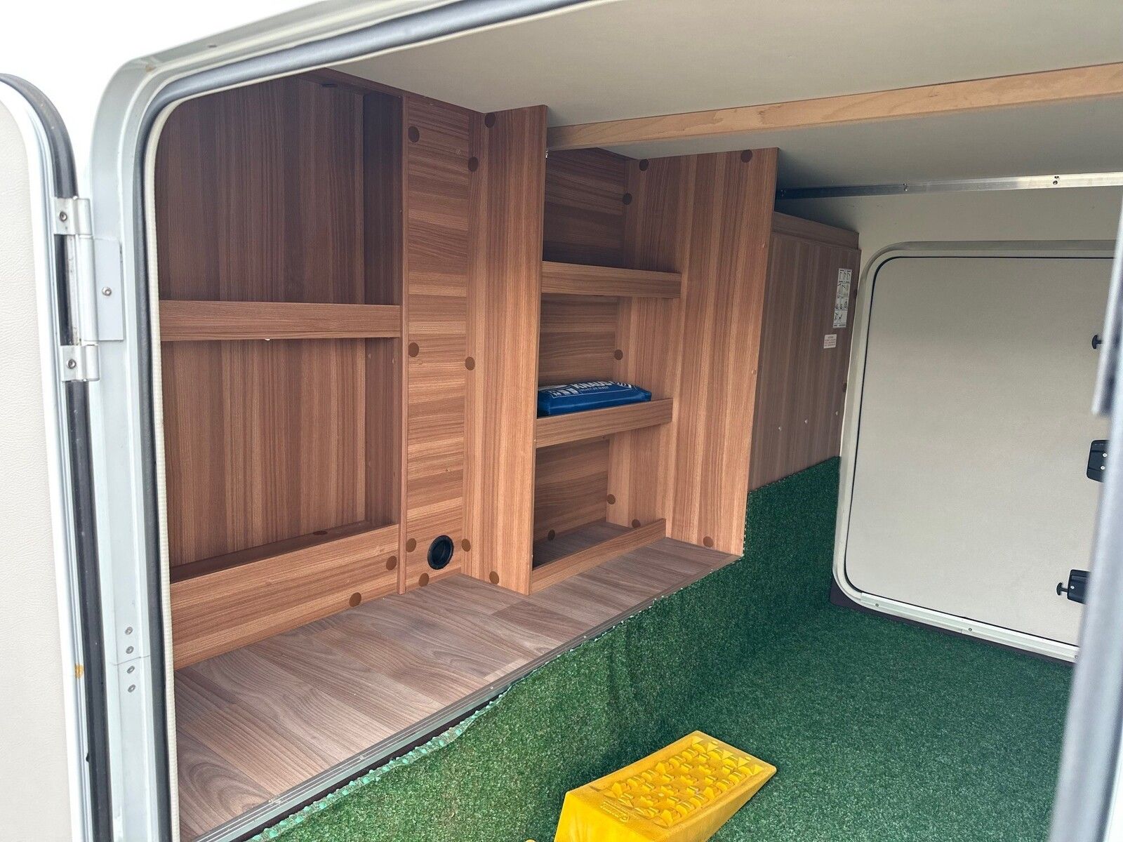 Fahrzeugabbildung Weinsberg CaraHome 700 DG 5 Sitzplätze Alkoven Familie