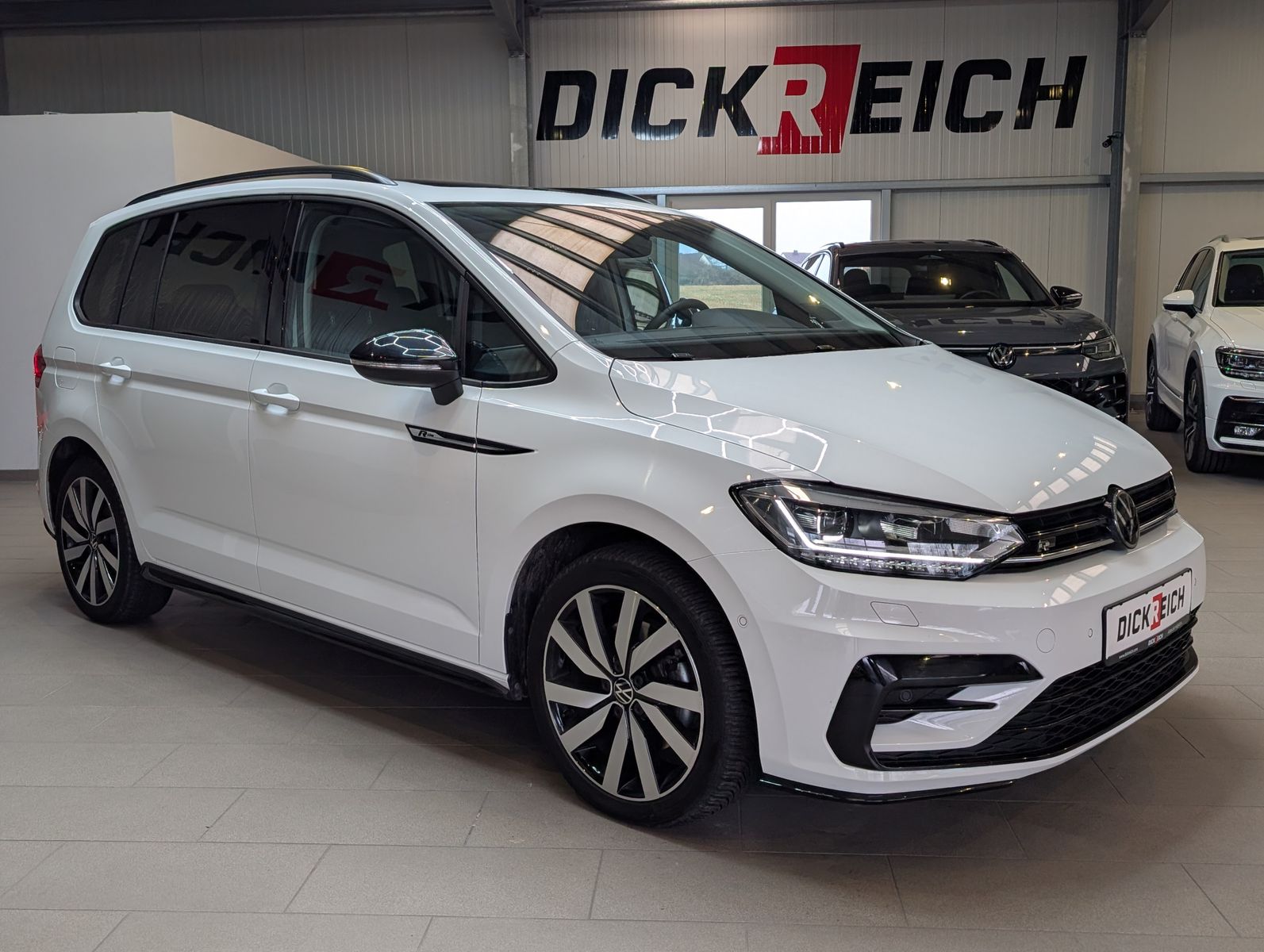 Fahrzeugabbildung Volkswagen Touran 2.0 DSG R-Line High. Pano 7-Si IQ.Dri AHK