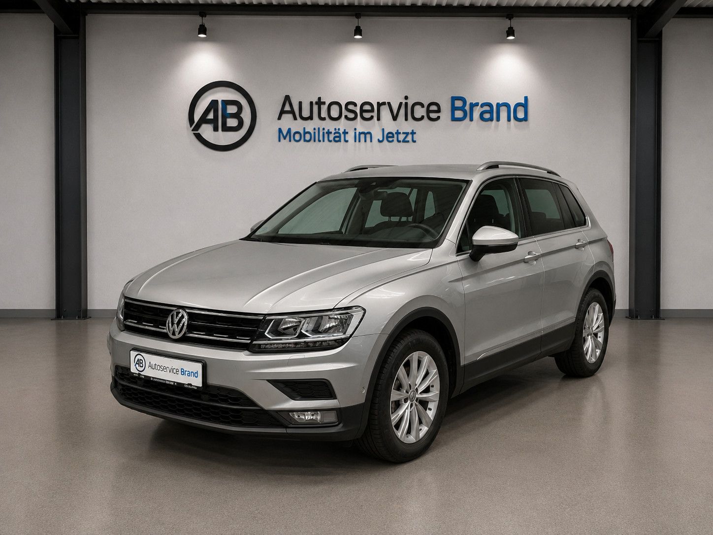 Volkswagen Tiguan - 1