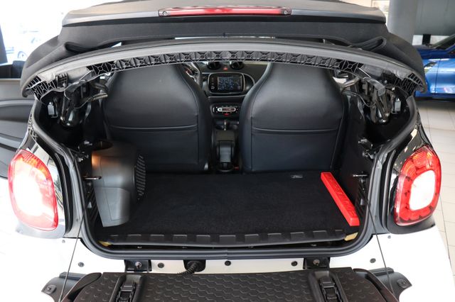 Fahrzeugabbildung Smart ForTwo Cabrio|AUT.|NAVI|LEDER|SHZ|JBL|LED