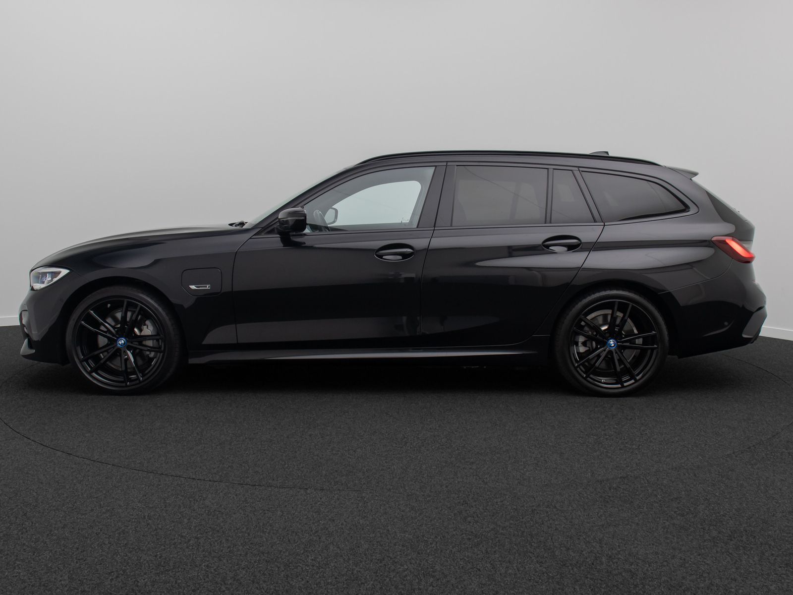 Fahrzeugabbildung BMW 330e M Sport DAB HiFi Laser HUD Panorama AHK 19"