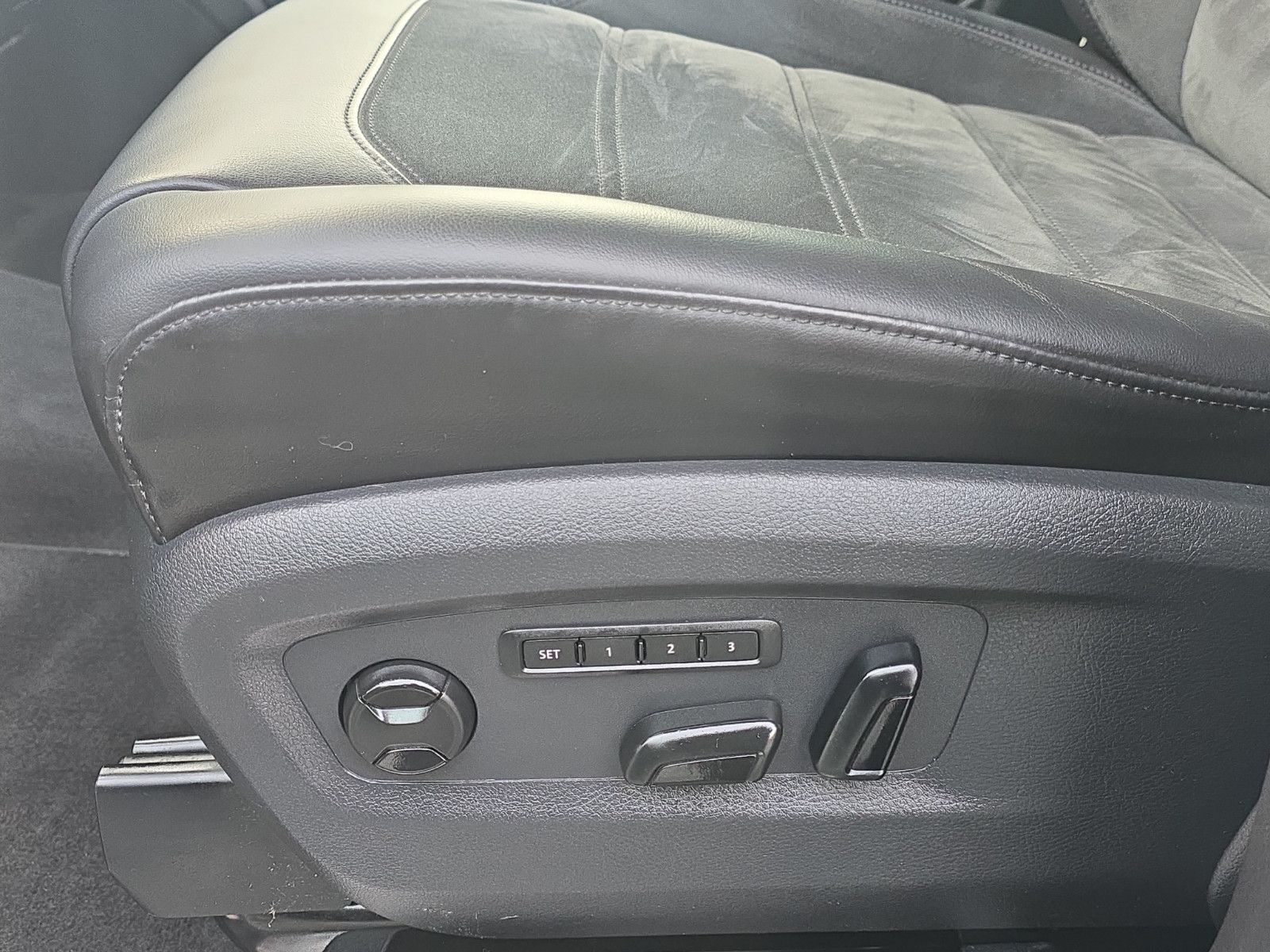 Fahrzeugabbildung Volkswagen T6 Multivan Generation Six+DSG+7 Sitze+AHK+LED