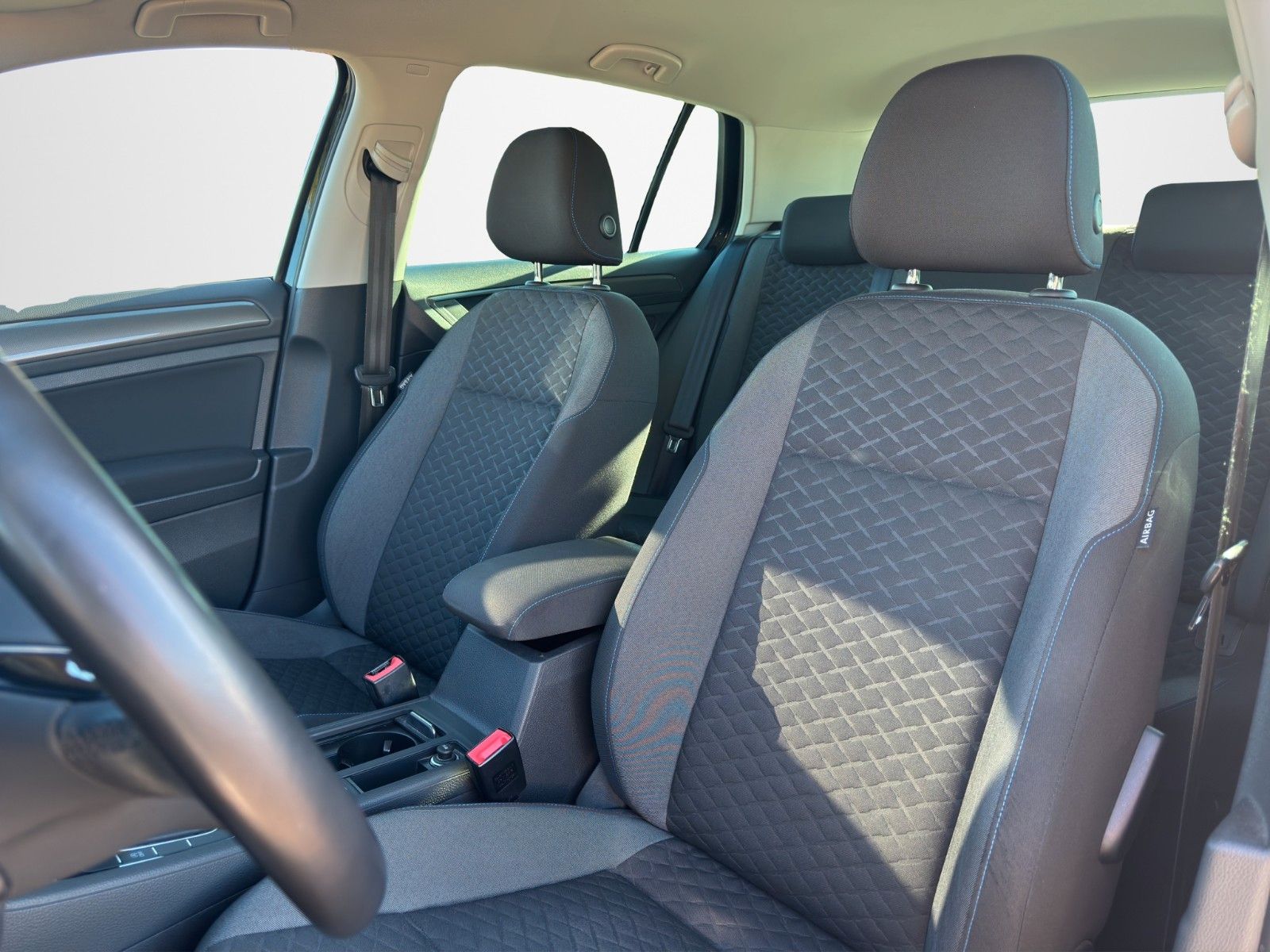 Fahrzeugabbildung Volkswagen GOLF 1.4 TSI JOIN NAVI TEL LED AHK