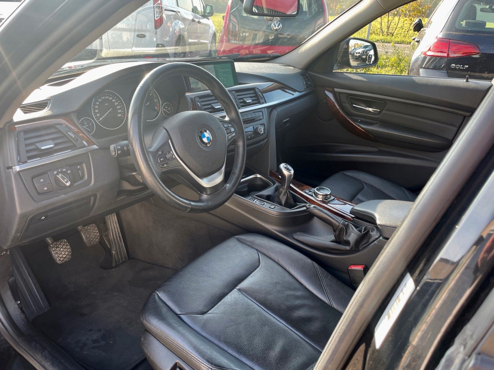 Fahrzeugabbildung BMW 320d Tour Navi Leder Xenon HEAD-UP AHK SPORTLENK