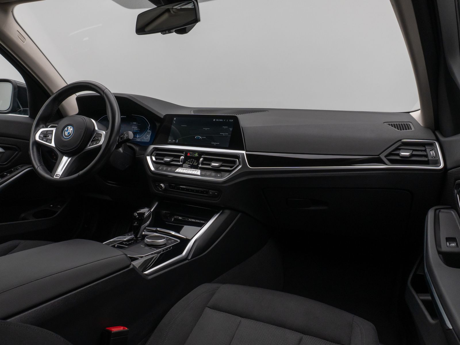 Fahrzeugabbildung BMW 330e Stop&Go DAB Kamera Alarm MSportleder 17Zoll