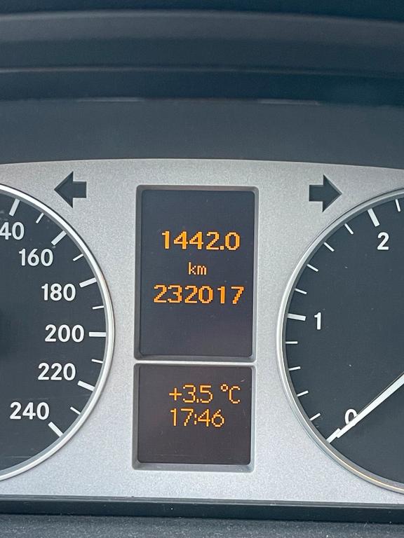 Mercedes-Benz B 180