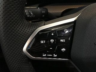 Fahrzeugabbildung Volkswagen Golf VIII Lim. R-Line LED Navi DAB ACC