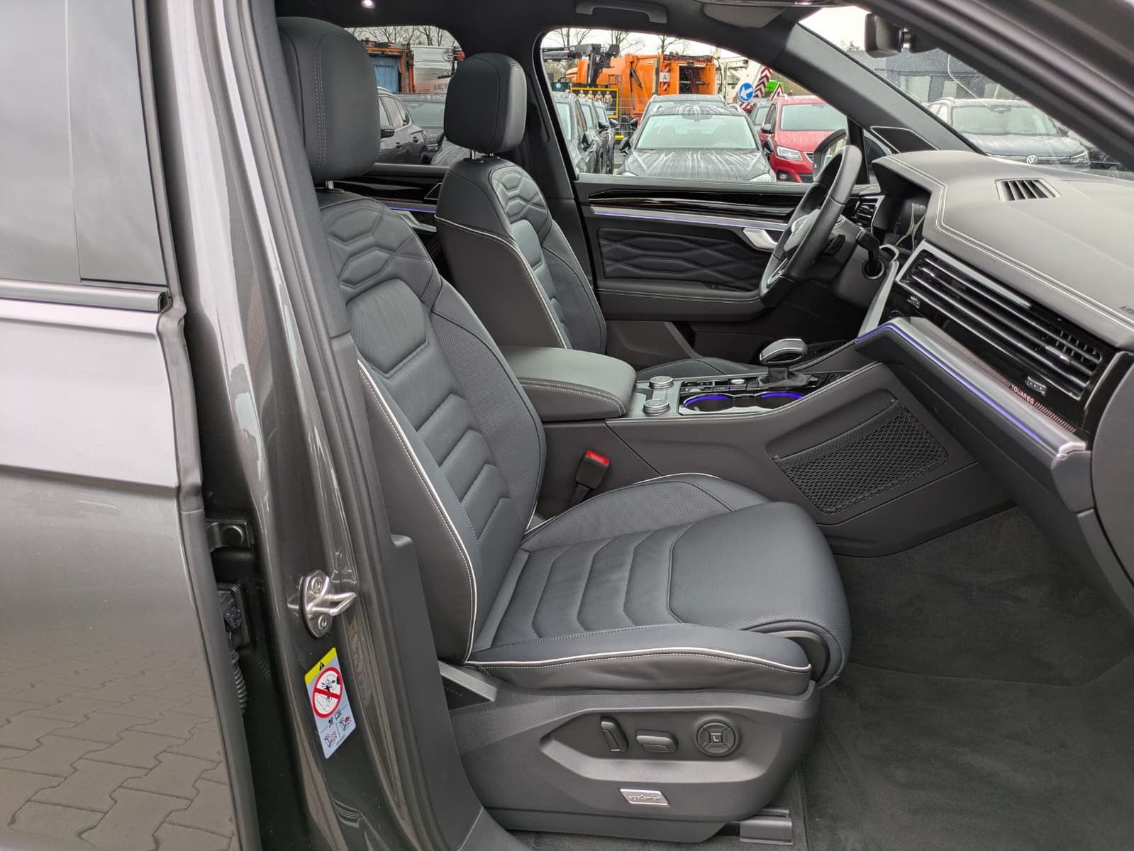 Fahrzeugabbildung Volkswagen Touareg 3.0TDI 4M R-Line VOLL Black 22" UPE 114T