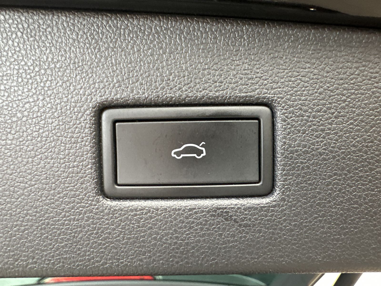 Fahrzeugabbildung Volkswagen Tiguan 2.0 TDI 4M DSG R-Line NAV+MATRIX+AHK+ACC