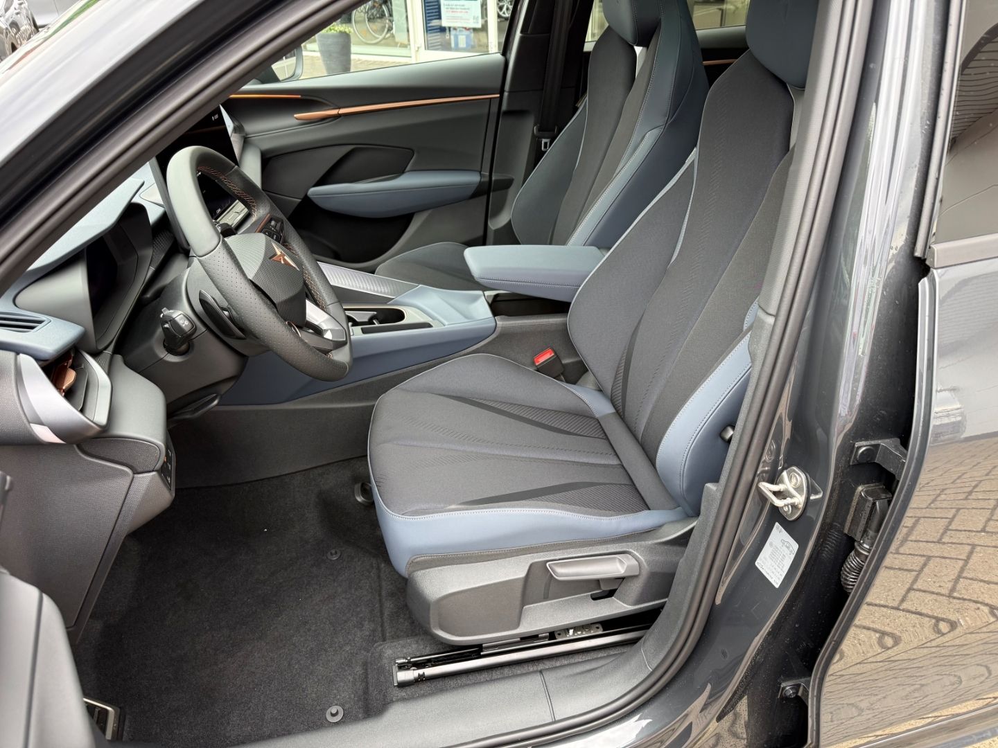 Fahrzeugabbildung CUPRA Terramar 2.0 TSI 4drive VZ HUD AD Pano Navi LED