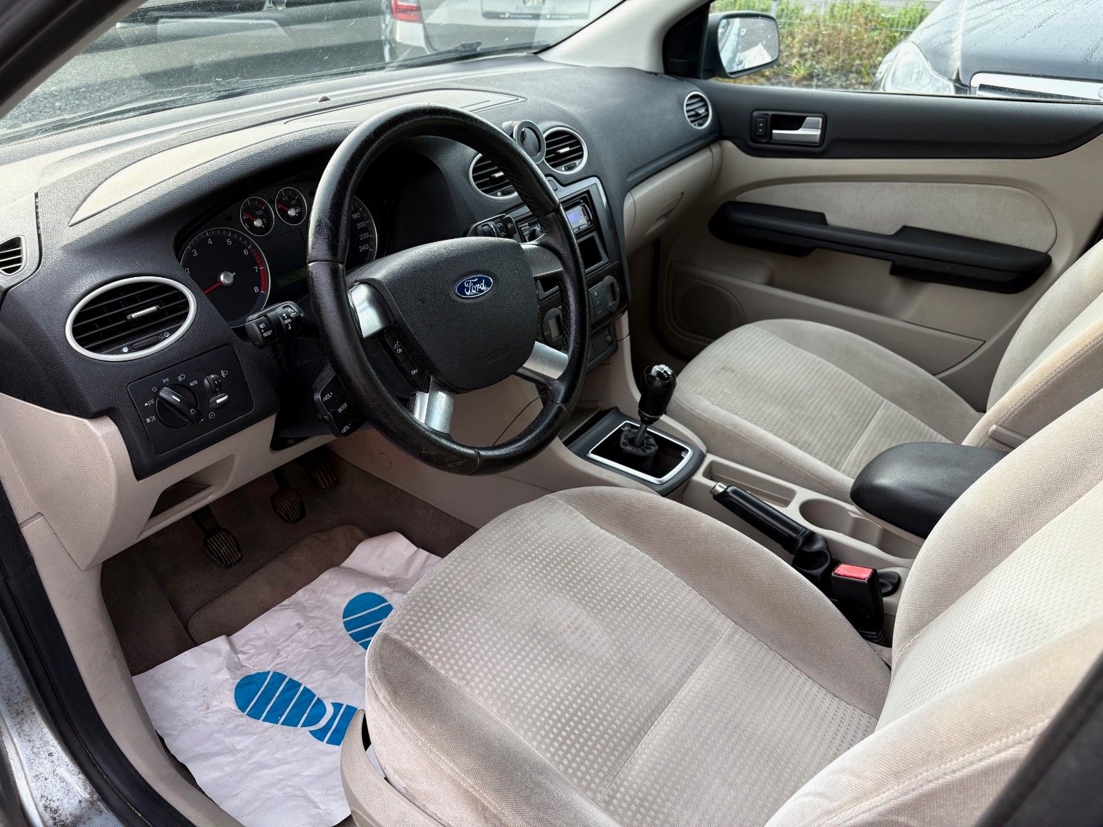 Fahrzeugabbildung Ford Focus 1.6 Lim. Ghia Klimaauto Glasdach SHZ PDC