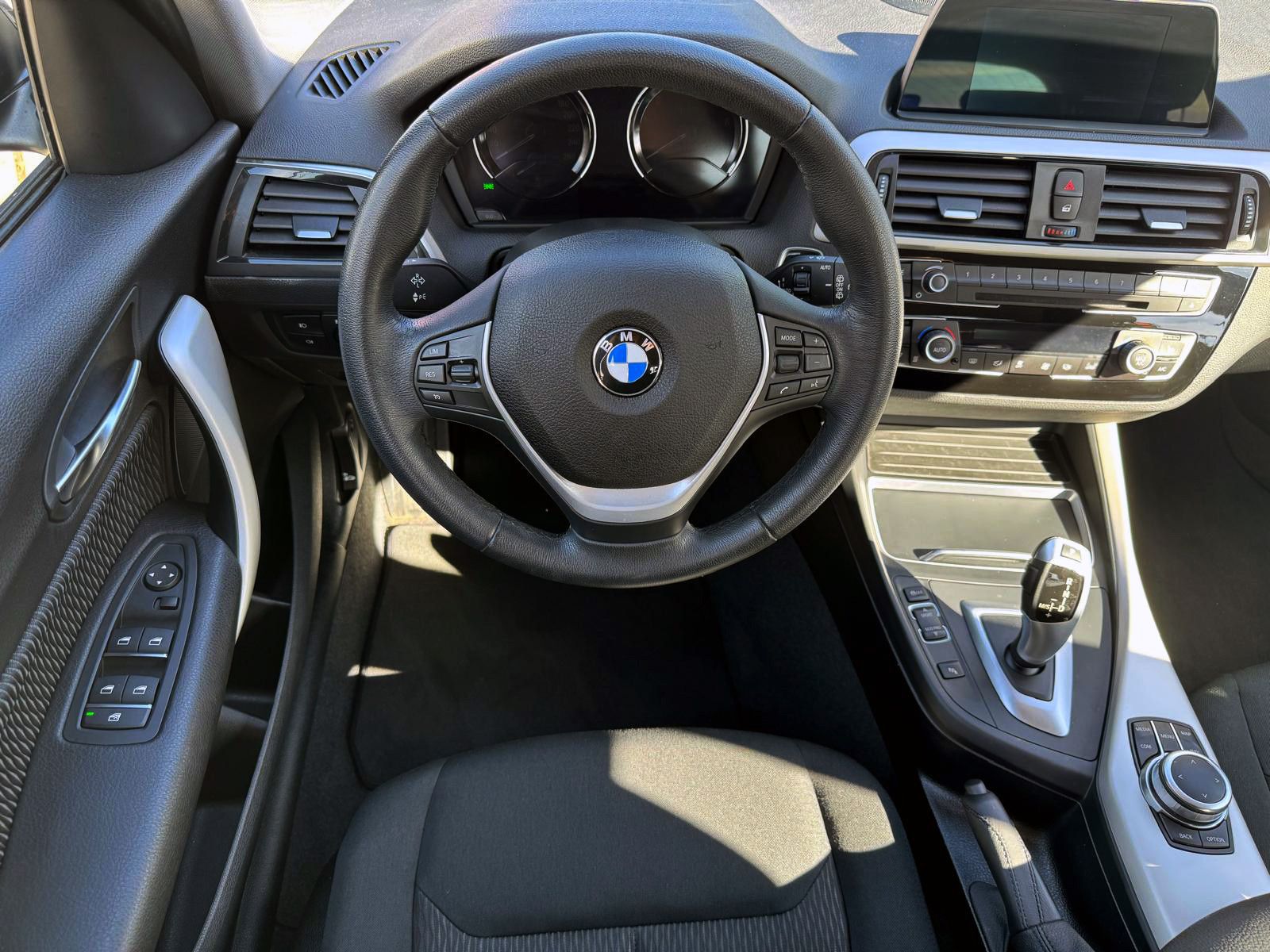 Fahrzeugabbildung BMW 118i 5-trg. Aut. Advantage LED TEMP PDC SHZ NAV