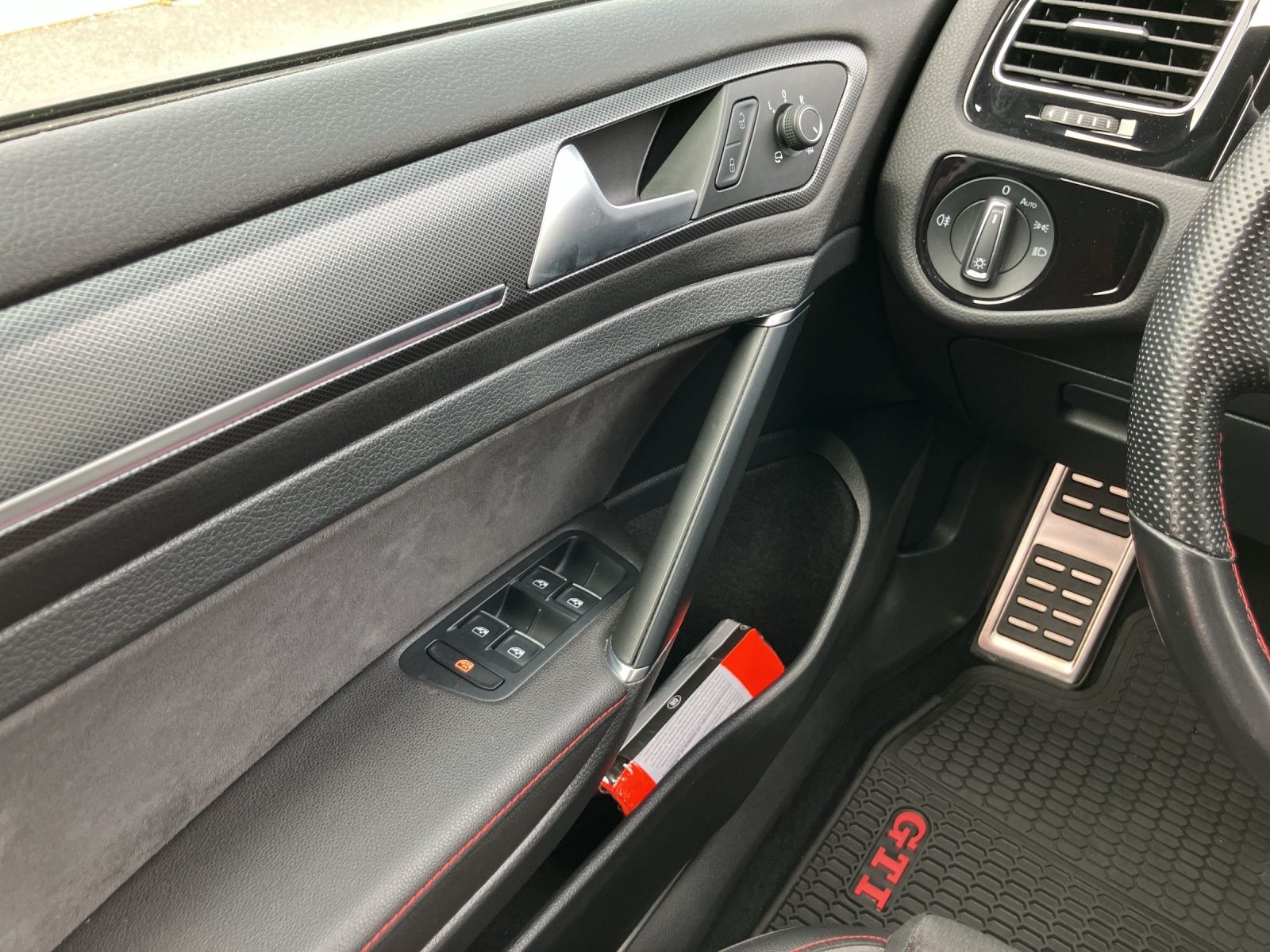 Fahrzeugabbildung Volkswagen Golf VII GTI TCR Start-Stopp DSG LED Navi Pano A