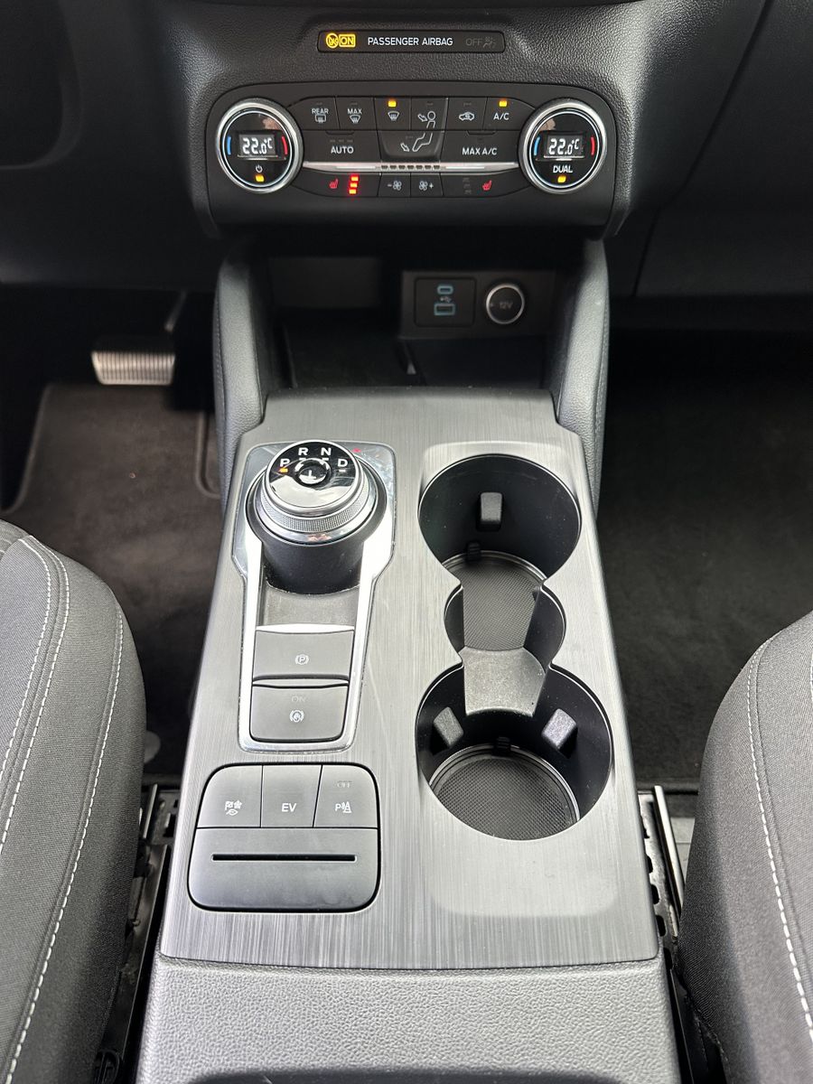 Fahrzeugabbildung Ford Kuga 2.5 Plug-In Hybrid Titanium NAV+DAB+CARPLAY