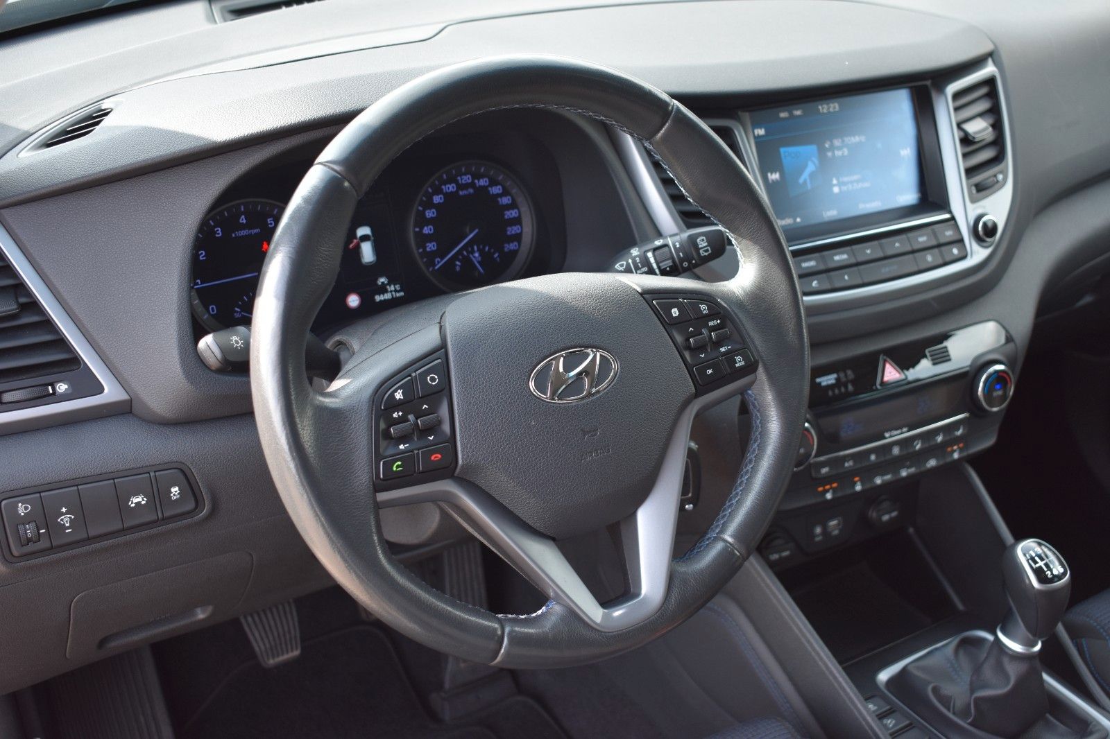 Fahrzeugabbildung Hyundai Tucson Style 2WD Panorama Dach Bluetooth Schaltr