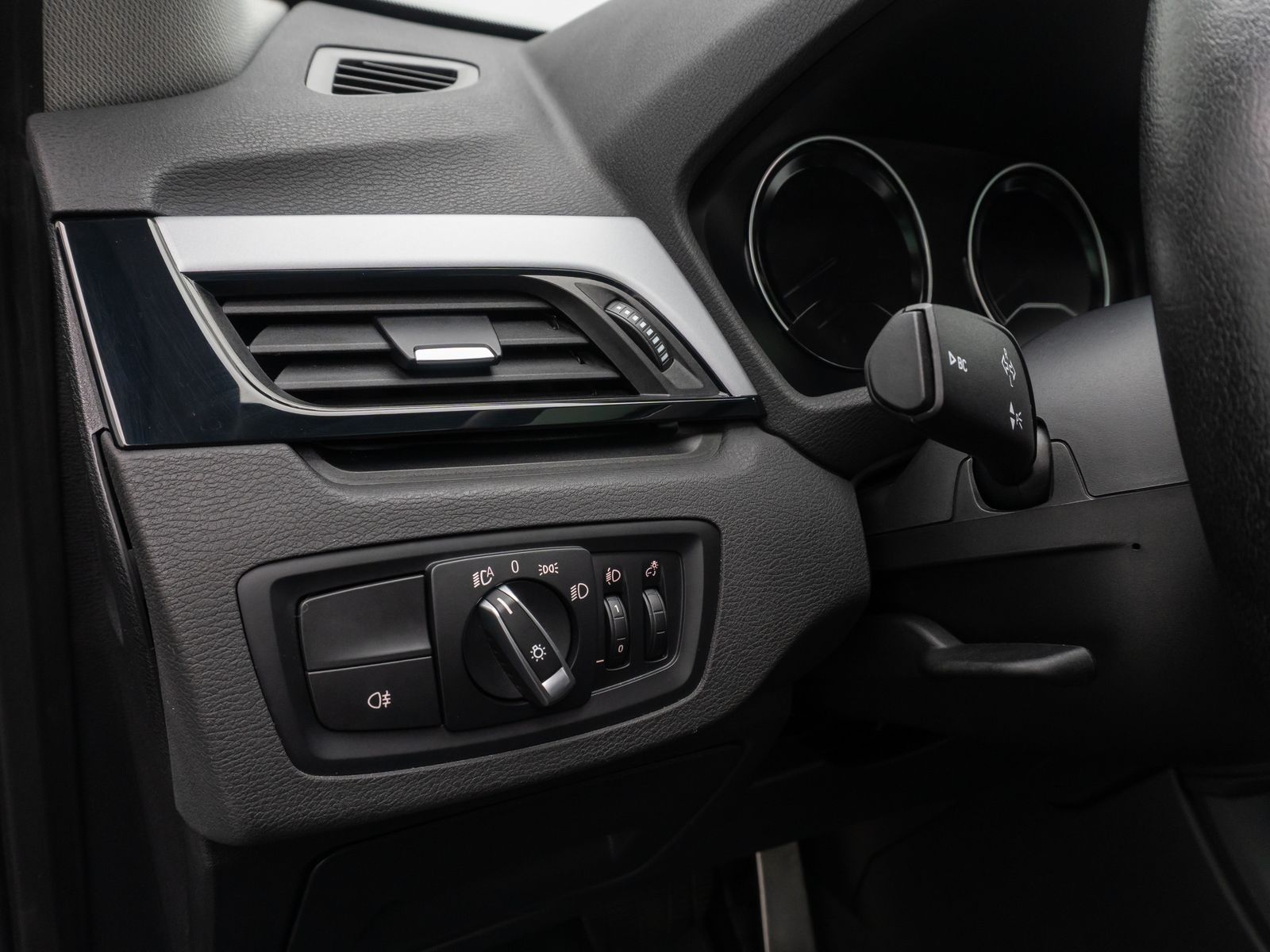 Fahrzeugabbildung BMW X1 sD20i ParkAs LED Navi GeschwReg Panorama DAB