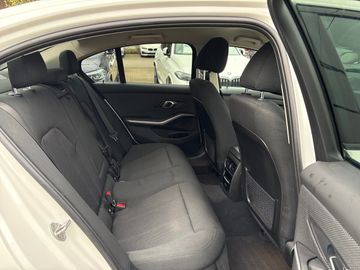 BMW 320d xDrive Limousine HiFi DAB LED Klimaaut.