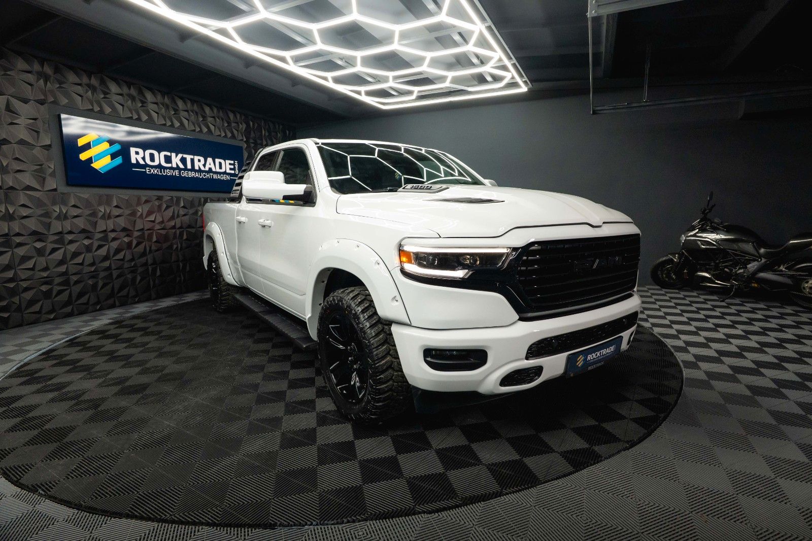 Fahrzeugabbildung Dodge RAM 5.7 V8 HEMI 4x4 OFFROAD LONGBED Limited 19%